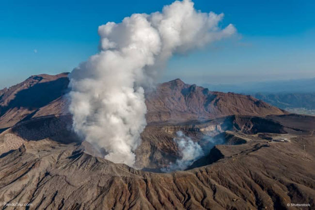 4. Núi Aso: Nếu du khách muốn khám phá núi lửa ở Nhật Bản, hãy đến khu vực núi Aso trên đảo Kyushu. Đỉnh Naka với dung nham nóng phun trào, thu hút rất đông du khách tham quan mỗi năm.    Những du khách không đủ cam đảm để chinh phục các đỉnh núi lửa, thì bảo tàng núi Aso là sự lựa chọn thay thế hoàn hảo. Tại đây, bạn có thể xem các video quay trực tiếp từ bên trong núi lửa kèm theo các thông tin thú vị.