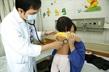 Bệnh viện Nhiệt đới Trung ương tại Hà Nội liên tục tiếp nhận 3 - 5 trường hợp mắc sởi/ngày. Ảnh: Dương Ngọc/TTXVN