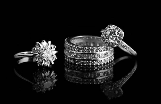 Một cặp đôi ở Scotland đã phát hiện ra những trang sức kim cương có giá trị là 6.485 USD bên trong một chiếc ghế cũ bụi bặm mà họ đã mua với giá 6,5 USD cách đây 10 năm.