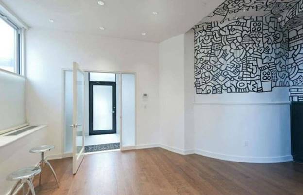 Năm 2010, kiến trúc sư Todd Ernst đã tìm ra một bức bích họa của nghệ sĩ Keith Haring khi đang sửa sang lại ngôi nhà của mình ở khu Tribeca, thành phố New York. Ngôi nhà này, sau khi được sửa sang lại với bức bích họa vẫn ở nguyên vị trí của nó đã được bán với giá 10 triệu USD năm 2015.