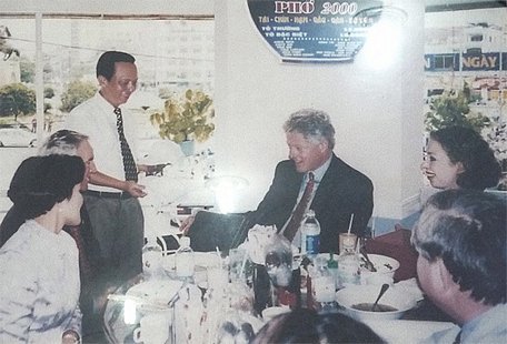  Hình vợ chồng cựu Tổng thống Bill Clinton ăn phở tại Hà Nội và TP HCM