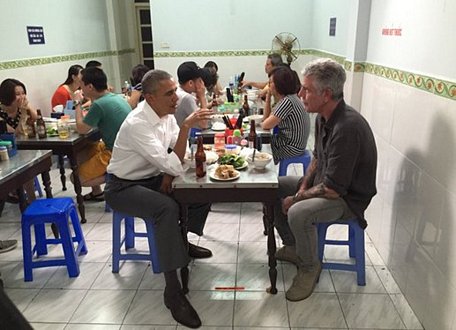 Tổng thống Mỹ Barack Obama dùng món bún chả tại một quán ăn nhỏ trên phố Lê Văn Hưu (Hà Nội). Ảnh: Reuters..