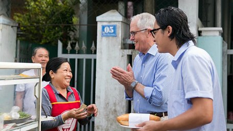  Thủ tướng Australia, Malcolm Turnbull lựa chọn bánh mỳ tại quán vỉa hè ở Đà Nẵng để ăn sáng - Ảnh: Tổng Lãnh sự quán Australia tại TP HCM