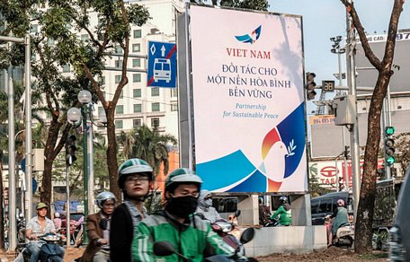 Băng rôn “Việt Nam, đối tác cho một nền hòa bình bền vững” trên một tuyến phố trung tâm Hà Nội trước thềm thượng đỉnh Mỹ - Triều lần 2 - Ảnh: NAM TRẦN
