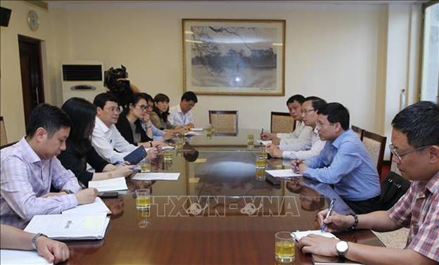 Phó Chủ tịch Ủy ban nhân dân Thành phố Hà Nội Ngô Văn Quý (áo xanh, thứ 2 từ phải sang) họp phối hợp với các đơn vị chuẩn bị cho Trung tâm Báo chí quốc tế.