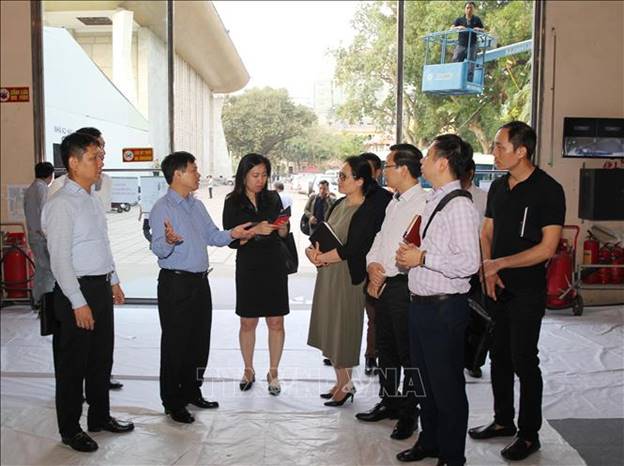  Phó Chủ tịch Ủy ban nhân dân Thành phố Hà Nội Ngô Văn Quý (áo xanh) và đại diện các đơn vị kiểm tra công tác chuẩn bị Trung tâm Báo chí quốc tế.