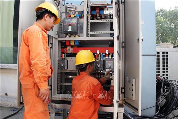  Cán bộ kỹ thuật điện lực Hà Nội lắp đặt thiết bị, đảm bảo cấp điện cho Trung tâm Báo chí quốc tế.