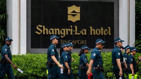 Tổng thống Trump ở tại khách sạn Shangri-La. Ảnh: AP