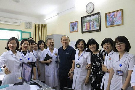  Ông Park Hang-seo chụp ảnh với các thầy thuốc của Bệnh viện E hôm 21-2. Ảnh do bệnh viện cung cấp