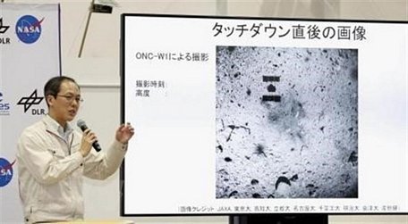   Giám đốc dự án, chuyên gia Yuichi Tsuda họp báo sau khi tàu thăm dò Hayabusa2 đáp thành công xuống bề mặt thiên thạch Ryugu cách Trái Đất hơn 300 triệu km. (Ảnh: Kyodo/TTXVN)