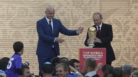 Chủ tịch FIFA Gianni Infantino (trái) và Tổng thống Nga Vladimir Putin.