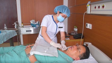   Các bác sỹ tại Vinmec điều trị cho bệnh nhân Lâm Văn Thuyên. (Ảnh: PV/Vietnam+)