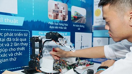 Học sinh trường Nguyễn Tất Thành - Kon Tum đang test lại cánh tay Robot biết phân biệt màu để sàn lọc sản phẩm. Ảnh: HOÀNG HÙNG