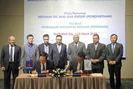 Đại diện lãnh đạo Petrovietnam và Petronas ký Thỏa thuận khung dưới sự chứng kiến của lãnh đạo 2 phía. (Ảnh: Đức Duy/Vietnam+)