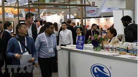  Gian trưng bày của doanh nghiệp Việt Nam thu hút sự chú ý của đối tác nước ngoài. (Ảnh: Hải Vân/TTXVN)