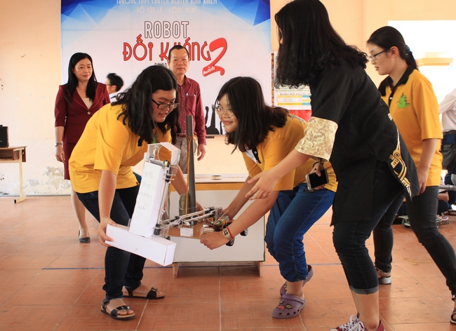 Các học sinh tham gia cuộc thi Robocon truyền thống tại Trường THPT Chuyên Nguyễn Bỉnh Khiêm.