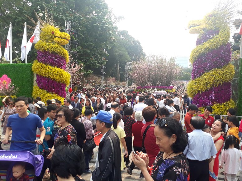Sáng 30/3 hàng nghìn du khách chen chân đến vườn hoa Lý Thái Tổ để tham gia lễ hội hoa anh đào Nhật Bản- Hà Nội 2019. Đây là sự kiện thường niên được tổ chức để quảng bá hình ảnh đất nước Nhật Bản với điểm nhấn là hoa anh đào.