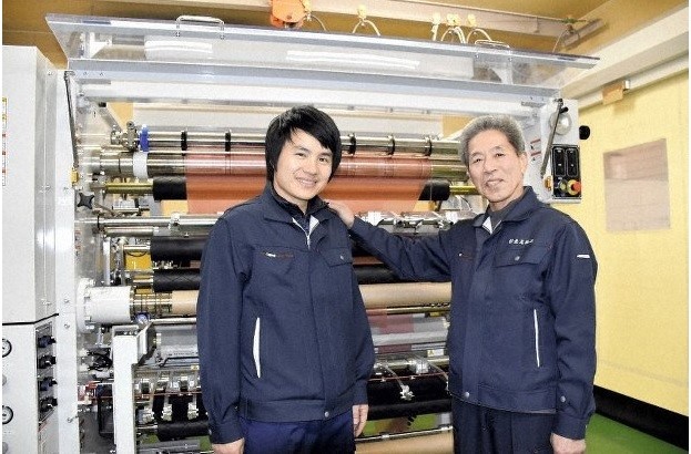 Ông chủ Nagao Shiko (phải) đứng cạnh anh Nguyen Duc Truong được chọn làm người thừa kế nhà máy. Ảnh: Mainichi