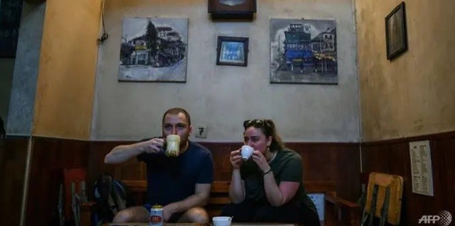  Thức uống độc đáo thu hút cả du khách nước ngoài lẫn người địa phương. Ảnh: AFP