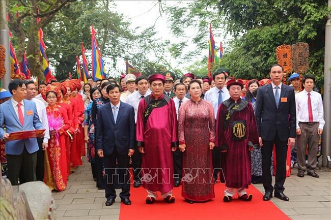Chủ tịch Quốc hội Nguyễn Thị Kim Ngân và các đại biểu dâng hương tại Đền Thượng
