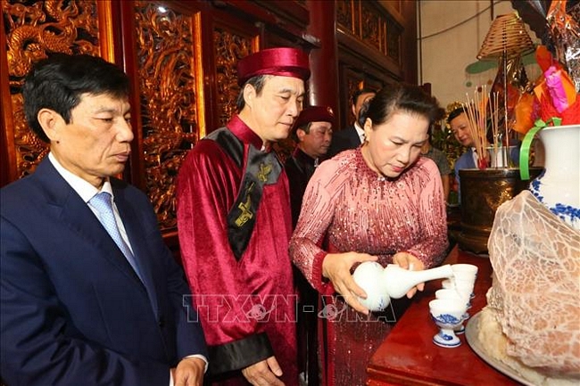 Chủ tịch Quốc hội Nguyễn Thị Kim Ngân thực hiện nghi lễ rót rượu dâng hương tại Đền Thượng. 