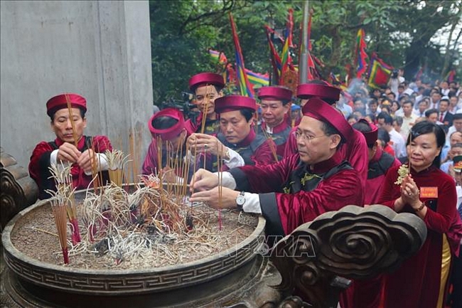  Các đại biểu dâng hương tại Đền Thượng. 