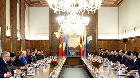 Thủ tướng Nguyễn Xuân Phúc và Thủ tướng Romania Viorica Dancila tiến hành hội đàm. (Ảnh: Thống Nhất –TTXVN)