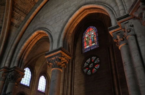 Những tấm kính màu và những ô cửa sổ vạn hoa đầy màu sắc bên trong Nhà thờ Đức Bà - biểu tượng của nước Pháp.
