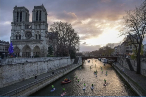 Cuộc đua thuyền trên sông Seine gần Nhà thờ Đức Bà ngày 9/12/2018.