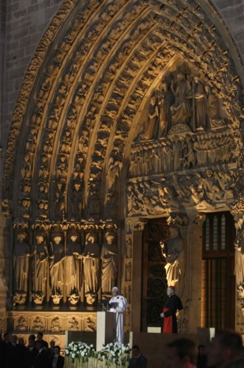 Giáo hoàng Benedict XVI đọc thông điệp trước Nhà thờ Đức Bà ngày 12/9/2008 sau nghi thức cầu kinh chiều.