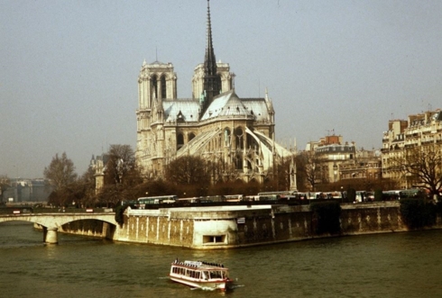 Nhà thờ Đức Bà là địa điểm được ghé thăm nhiều nhất ở Paris. Hơn 12 triệu người đến đây mỗi năm, gần gấp đôi số lượng du khách thăm tháp Eiffel. Những tháp nhọn, mái vòm, tường trụ... biến công trình này trở thành một kiệt tác kiến trúc.