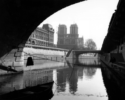 Vẻ đẹp của Nhà thờ Đức Bà qua bức ảnh đen trắng ngày 11/4/1946. Ngay bên phải của nó là cây cầu St. Michel bắc ngang dòng sông Seine thơ mộng.