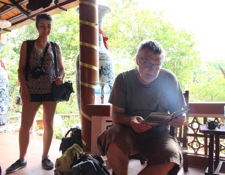 Du khách Pháp thích thú với góc sách ở Út Thủy homestay.
