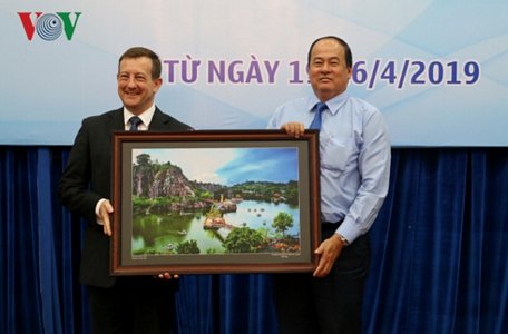 Ông Nguyễn Thanh Bình, Quyền Chủ tịch Ủy ban nhân dân tỉnh An Giang tặng quà lưu niệm cho Đại sứ Pháp tại Việt Nam.