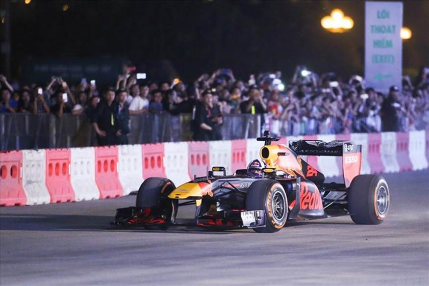 Tay đua kỳ cựu David Couthard cùng đội Red Bull thực hiện những màn đua xe, drift mãn nhãn trên đường phố Hà Nội.