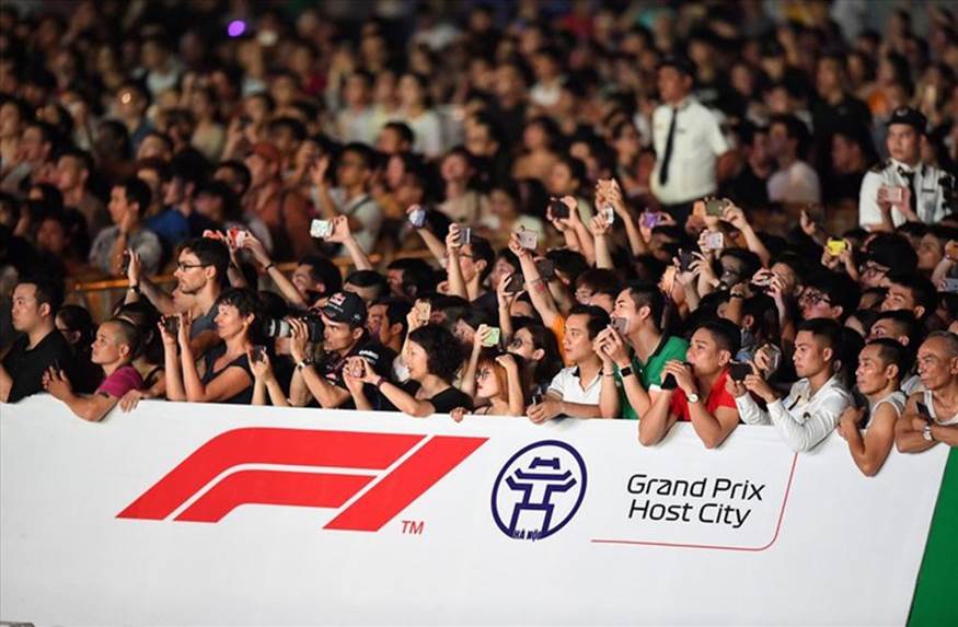 Hàng nghìn khán giả có mặt tại khu vực SVĐ Mỹ Đình đã vô cùng phấn khích trước màn biểu diễn của những chiếc xe F1.