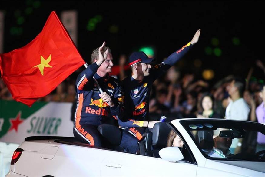Những tay đua sau màn biểu diễn đã vẫy tay chào khán giả với lá cờ Việt Nam.