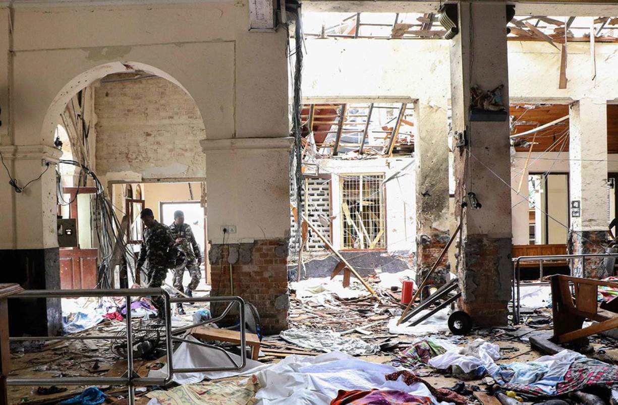 Khung cảnh đổ nát bên trong đền Thánh Anthony, thủ đô Colombo sáng 21/4. Ít nhất 6 vụ tấn công bằng bom được ghi nhận từ sáng 21-4, nhắm vào 3 nhà thờ và 3 khách sạn hạng sang chủ yếu ở Colombo và vùng lân cận. Tới chiều cùng ngày, thêm 2 vụ nổ nữa được ghi nhận ở khu vực ngoại ô Colombo - Ảnh: AFP