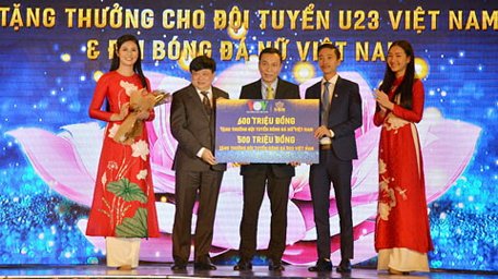 Ông Nguyễn Thế Kỷ- Tổng Giám đốc VOV-trao số tiền ủng hộ ĐT bóng đá nữ cho lãnh đạo VFF.