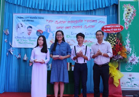 Ông Lê Xuân Nghiêm- Giám đốc Thư viện tỉnh tặng quà cho các em học sinh đạt giải trong cuộc thi “Đại sứ Văn hóa đọc”.