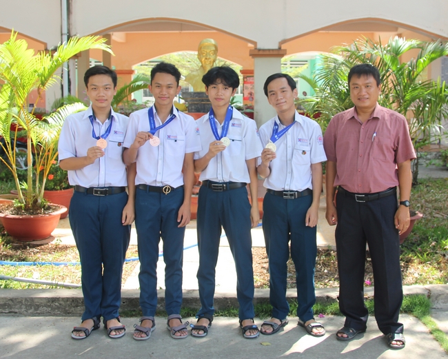 Thầy Cao Minh Quang chụp ảnh cùng các học sinh đạt giải kỳ thi HOMC 2019.