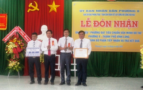 Lãnh đạo UBND TP Vĩnh Long trao bằng công nhận và khen thưởng công trình phúc lợi 1 tỷ đồng cho lãnh đạo UBND Phường 8.