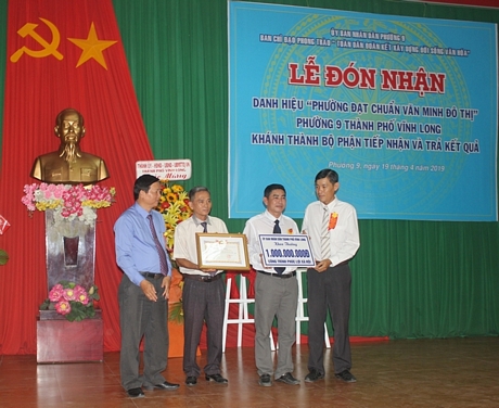 Lãnh đạo UBND TP Vĩnh Long trao bằng công nhận và khen thưởng công trình phúc lợi 1 tỷ đồng cho lãnh đạo UBND Phường 9.