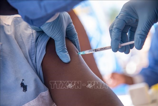 Nhân viên y tế tiêm vắcxin cho người dân ở Mbandaka, CHDC Congo. Ảnh minh họa: AFP/TTXVN