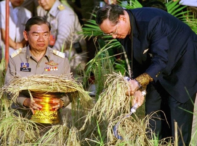 Vua Bhumibol Adulyadej (bên phải) và tình yêu cho lúa gạo Thái Lan khiến ông được người dân biết ơn và yêu mến. (Ảnh: phuketlinguaplus.com)