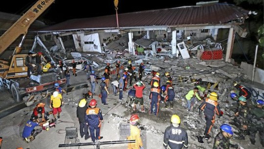 Lực lượng cứu hộ tìm kiếm người mất tích tại tòa nhà bị sập ở tỉnh Pampanga. Ảnh: EPA