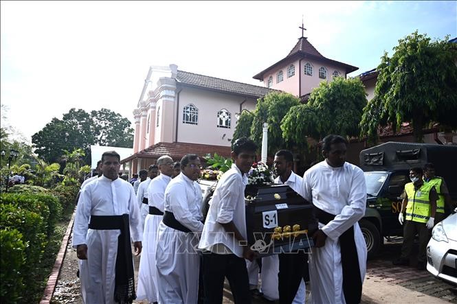 Chuyển quan tài của nạn nhân thiệt mạng trong vụ nổ ở Negombo, Srilanka, ngày 23/4/2019. Ảnh: AFP/TTXVN
