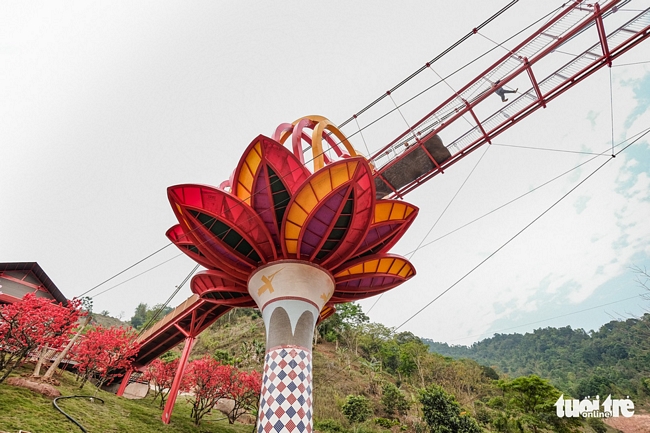 Bông hoa sen ở hai đầu cầu lấy cảm hứng từ quốc hoa của Việt Nam với 10 cánh sen trên trụ đài rộng 24m2 - Ảnh: NAM TRẦN