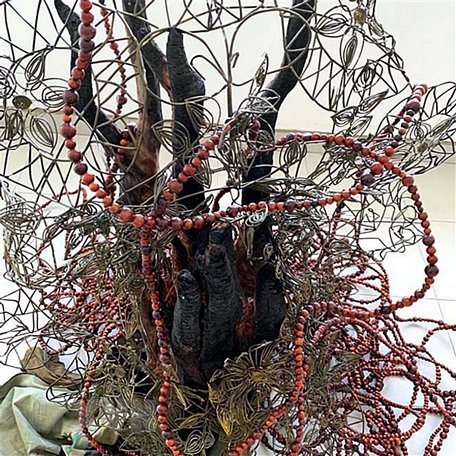 Tác phẩm “Bụi rừng” của nghệ sỹ Trương Công Tùng được sắp đặt đa phương tiện. (Ảnh: Thanh Vũ/TTXVN)