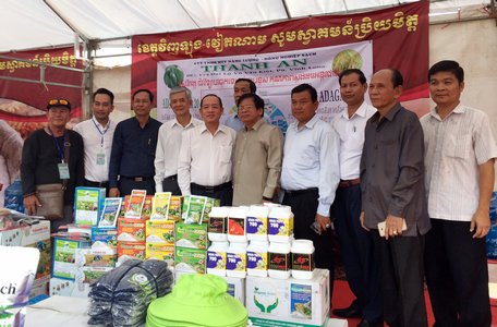 Đoàn doanh nghiệp tham gia hội chợ tại Campuchia.